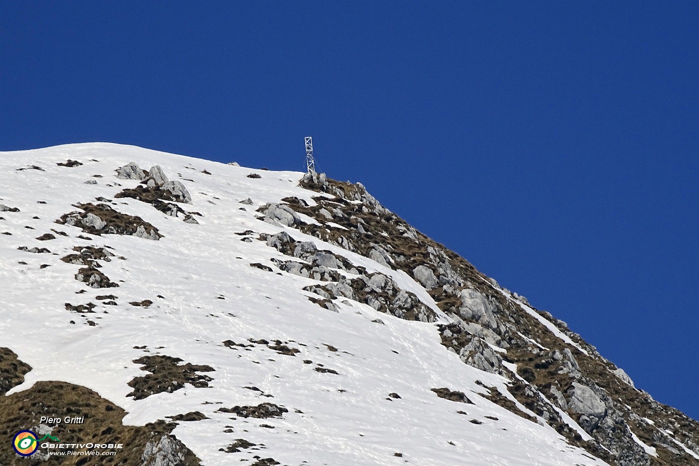 43 Croce anticima (2200 m) del Pizzo di Petto.JPG -                                